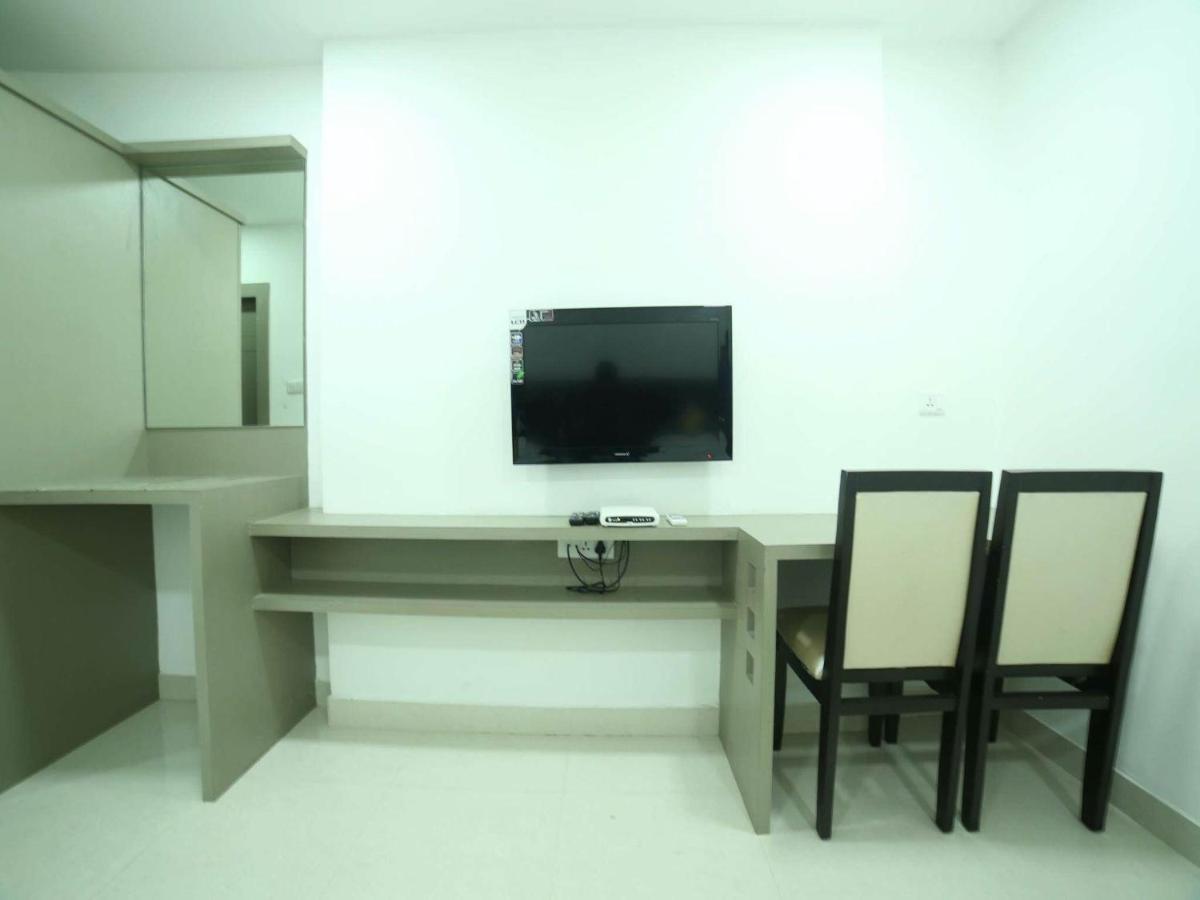 La Riviera Suites Madhapur Hyderabad Exterior photo